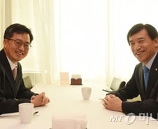 [단독]김동연·이주열 회동…환율정책 결론 낸다