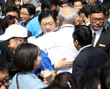 [르포]'봉하' 찾은 김경수, 지역 민심 들어보니...(종합)