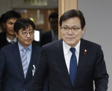 [MT리포트]"삼성생명 지분 처분" 최종구와 교감…靑 "포지티브 캠페인"