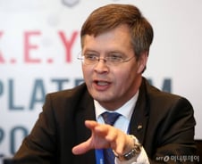 "금융위기 때엔 세계가 '협력' 외치며 대화를 했다"