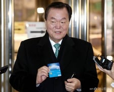 [단독]警 "김경재 前자유총연맹 총재 7000만원 받아" 검찰행
