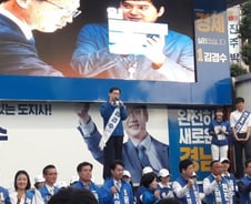 [르포]김경수의 격전지에서 생긴일…고향'들'과 '어머니'