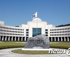 [단독]'불법도청 의혹' 국정원 직원 압수수색 철수, 공문도 없었다