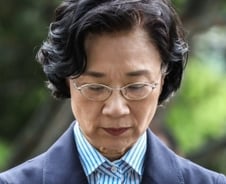 [단독] 이명희 전 일우재단 이사장, 정석기업 등기이사는 '계속 유지'