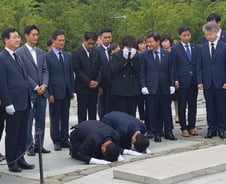 [르포]'노무현의 마지막 비서관' 김경수…묘역에서 승리보고