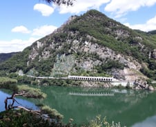 한날한시에 결혼한 쌍둥이 자매의 인생 변주곡