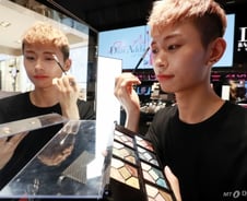 [MT리포트]색조화장에 문신·제모까지…진화하는 '그루밍족'