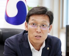 면세점 특허 권한 내려놓고 기업 해외진출 돕는 김영문 관세청장  