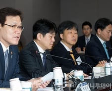 [단독] 금융사 대주주 자격심사 대상 확대 제동 걸렸다