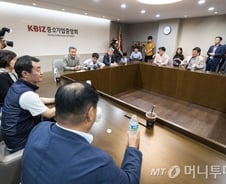 [단독]홍종학, 中企 긴급면담…최저임금 후폭풍 차단