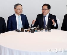 [MT리포트]5G 장비 살펴보겠다는 정부…화웨이 딜레마 풀리나