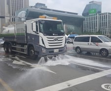 폭염에 끓는 도로, 샤워로 온도↓ 미세먼지도↓