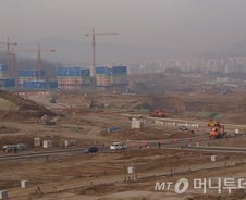 [MT리포트]"단축 근무에 폭염까지"… 건설일용직 이중고