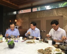 [단독]봉하마을서 만난 이해찬·김경수…당권경쟁서 '친문' 결집 시도