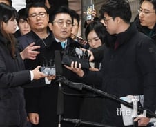 [단독] '재판거래 의혹' 전병헌·홍일표 소환 검토…정치권 겨눈 檢