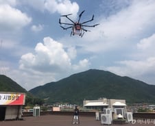 왕복 1시간→20분으로… 산꼭대기 우편물, 드론이 배달한다
