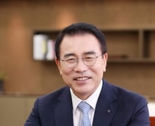 [단독]조용병 신한금융 회장 "회사밖으로 떠나 혁신 찾아라"
