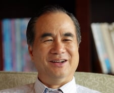 [MT리포트]윤석금 회장, 지분·직함도 없이 경영 논란