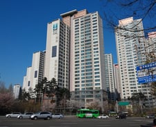 아파트값 오르면 주식도 오른다…이번엔 다를까