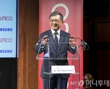 [단독]권오현 삼성전자 회장, 반도체 1위 비결 '초격차' 출간