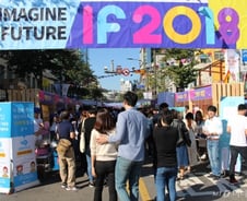 [르포]전시장 대신 거리로…450m 연세로 달군 창업 열기