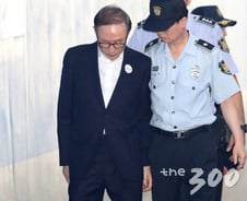 [단독] 이명박·박근혜, 331억 뇌물 확정되면 '소득세 123억'