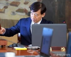 기준금리 동결에도 증시 무덤덤…"11월까지 기대감 이어질 것"
