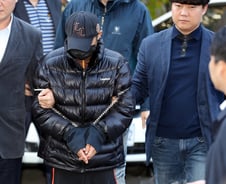 '주차장 살인' 前남편, 아내 차량에 위치추적기까지 달았다