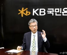 "부모 따라 2030 자녀도 계속 찾는 '국민' 은행 만들 것"