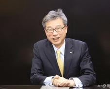 BTS 기용·유니폼 폐지… '젊은 은행' 이끄는 허인 국민은행장