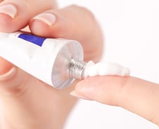 환절기 필수 아이템?…'시카 크림'이 뭐죠?