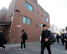 警, 양진호 자택 4시간 압수수색…서류봉투 확보