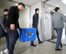 양진호 자택 등 압수수색 종료…도검·활 등 압수 