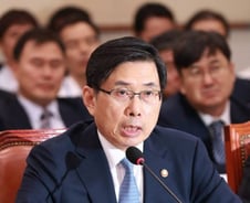 박상기 법무장관 "양진호 범죄수익환수 들여다 볼것"