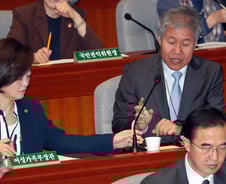 김수현 정책실장 "탈원전 정책방향 변함없어"