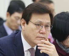 [팩트체크] 금융위원장의 '짝퉁시계'…처벌 대상일까?