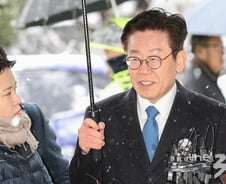 '檢 소환' 이재명, 결백 주장…與 "지켜봐야" vs 野 "탄핵해야"