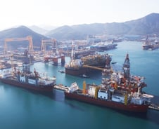 [MT리포트]배 타면 최소 1달…답 없는 조선(造船) 근로시간