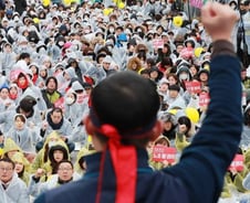 [MT리포트]'뜨거운 감자' 탄력근로제, 노동계·야당에 포위된 與…경사노위 '힘싣기'