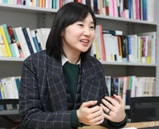 매일 1시간씩 6년간 ‘지하철 집필’…“정의가 늘 승리하진 않아”