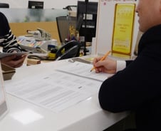 [빨간날] "은행 앱, 남 얘기"… 오프라인에 갇힌 이들