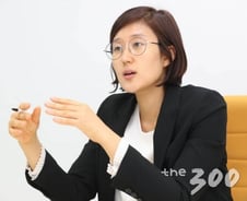 "영…못미덥다고?보통 사람의 '정치적 갈증' 스스로 해소"