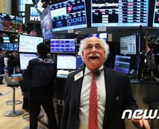 [뉴욕마감] 쌍끌이 호재에 다우 3.3%, 나스닥 4.3%급등