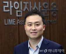 "리더는 마부 아닌 앞서 뛰는 말"