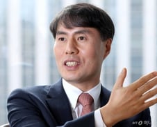 "롯데를 망하게 할 스타트업 찾습니다"