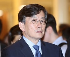 손석희 폭행 논란…"전치 3주" vs "청탁 거절하자 협박"(종합)