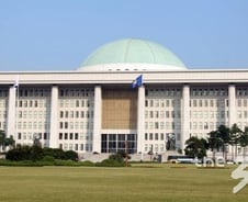 돌을 어디까지 던지나…쏟아지는 이해충돌, 법이 없는데