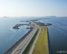 날개단 새만금, "투자유치 단비" vs "제2의 무안공항"