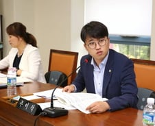 "청년 비례대표는 기성세대가 만들어준 옷에 불과"