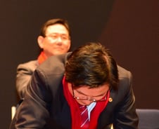 [야시시(野視視)]황교안과 가발, 직접 만져보라는데…